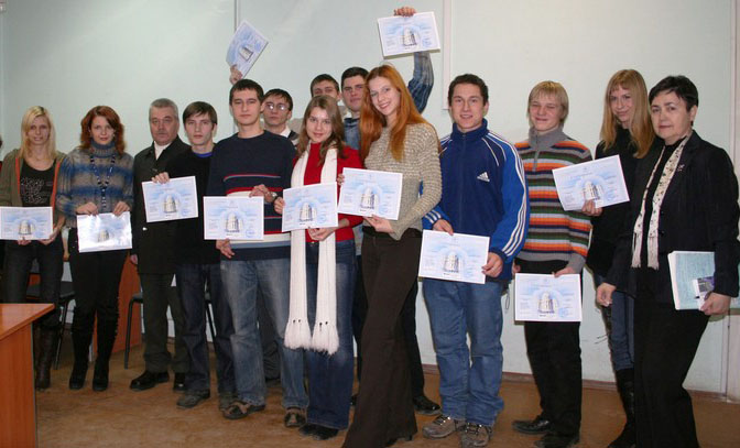 Выпускники центра «Академия IT-образования» получают сертификаты об успешном завершении курсов